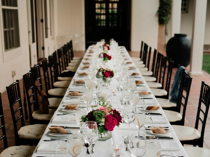 Sfeerbeeld (Unsplash): een lange gedekte tafel