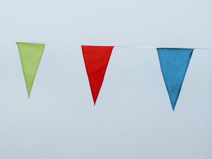 Sfeerbeeld (Unsplash): vlaggetjes voor een feest