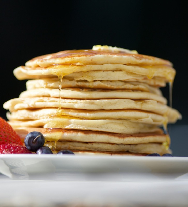 Sfeerbeeld (Unsplash): een stapel pannenkoeken