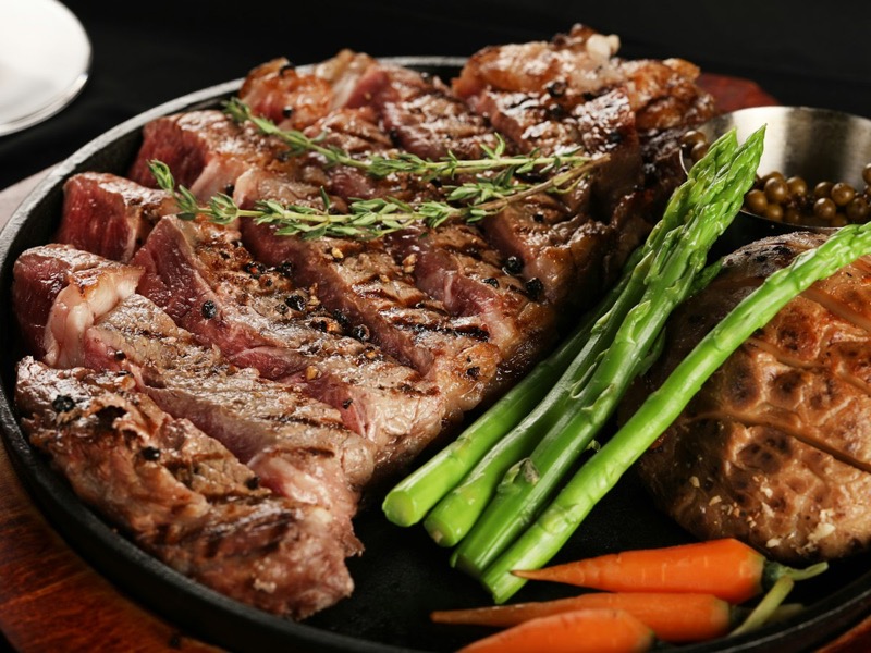 Sfeerbeeld (Unsplash): steak met groenten