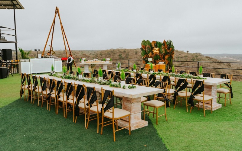 Sfeerbeeld (Unsplash): lange tafels voor een event in open lucht