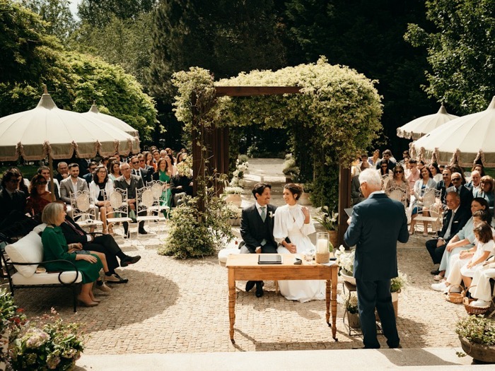 Sfeerbeeld (Unsplash): een trouwfeest in een tuin